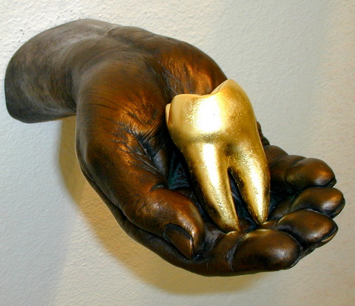 Hand mit Goldzahn