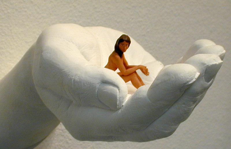 Hand mit kleiner Frau